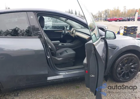 2022 Tesla Model Y Long Range Dual Motor All-Wheel Drive z USA, uszkodzony, nr VIN 7SAYGDEE8NF576652